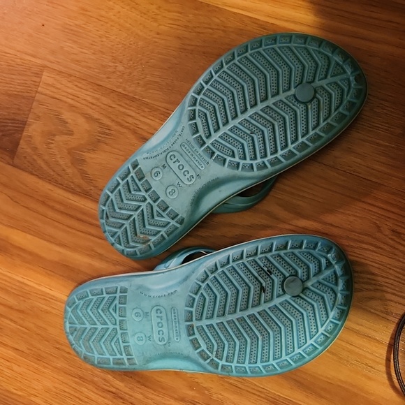 Like new croc flip flops - Picture 2 of 2